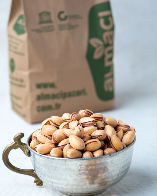 Gümüş kasede Siirt fıstığı, dalında kendiliğinden açılmış (ana çıtlak), iri taneli ve dolgun yapısıyla bilinen lüks kuruyemiş.