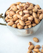 Gümüş kasede Siirt fıstığı, dalında kendiliğinden açılmış (ana çıtlak), iri taneli ve dolgun yapısıyla bilinen lüks kuruyemiş.