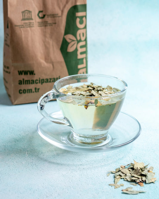 Paketli sinameki çayı sunumu, bağırsakları çalıştıran ve kabızlığa iyi gelen kurutulmuş yaprak bitki çayı.