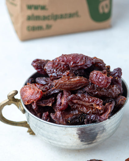 Tahta bir kasede yığılmış kurutulmuş çekirdeksiz erikler. 