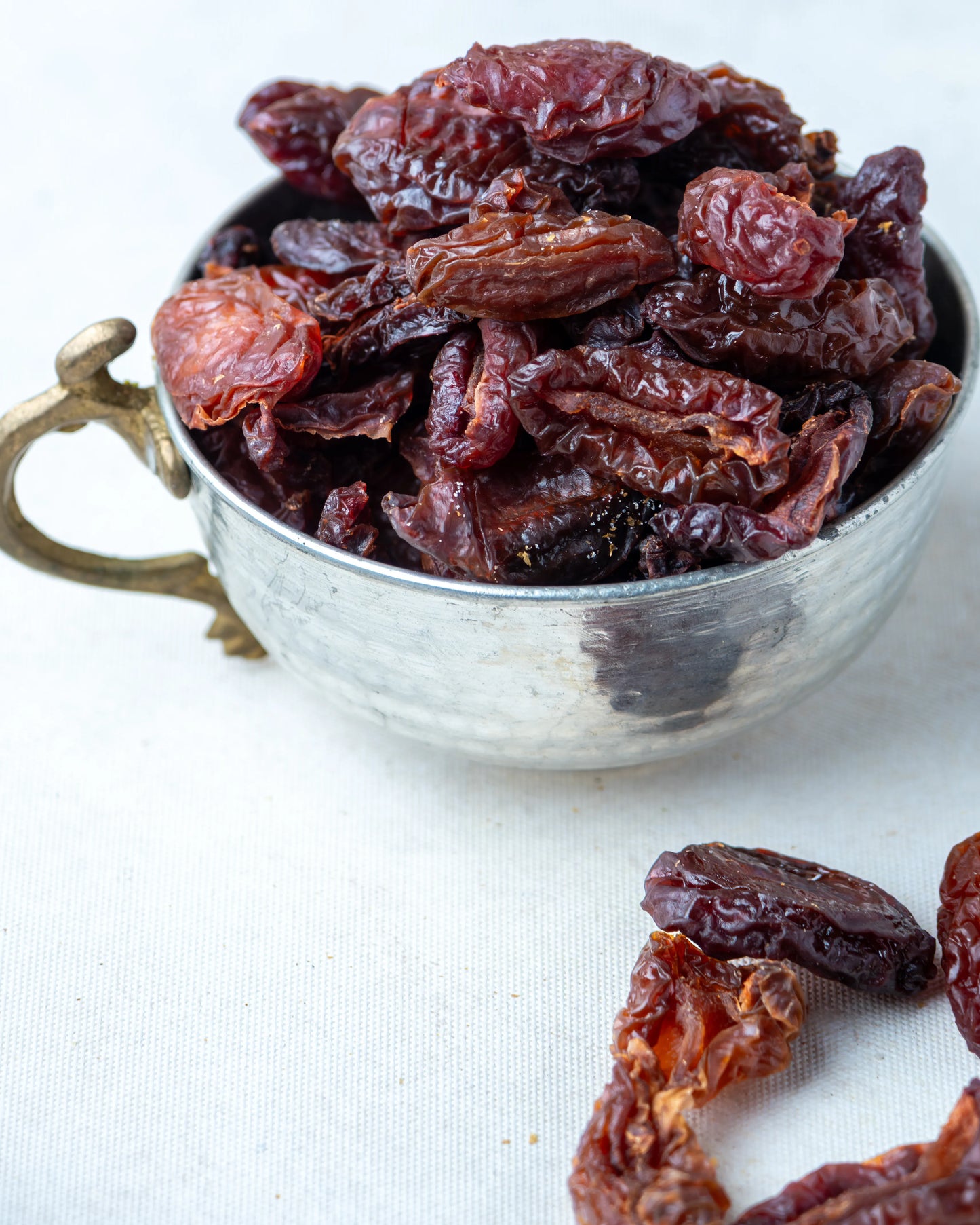 Tahta bir kasede yığılmış kurutulmuş çekirdeksiz erikler. 