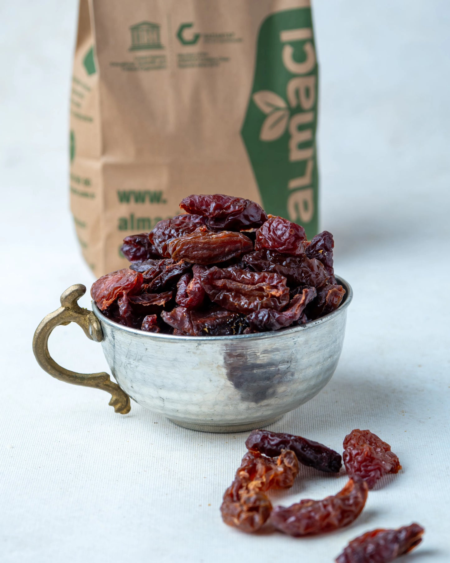 Tahta bir kasede yığılmış kurutulmuş çekirdeksiz erikler. 