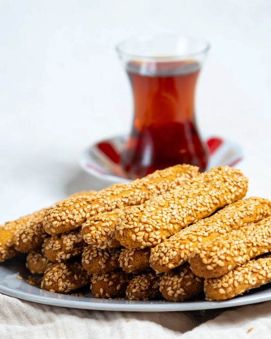 Geleneksel susamlı çubuk kahke, çay yanında ikram edilen taze, gevrek ve bol susamlı yöresel Gaziantep kurabiyesi.