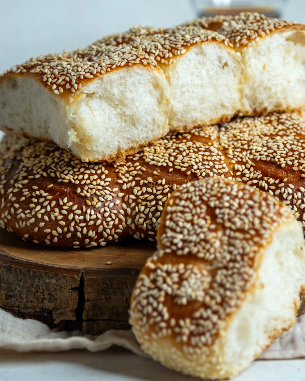 Dilimlenmiş Halep kahkesi sunumu, çay saatleri ve kahvaltılar için ideal taze ve pofuduk susamlı çörek.