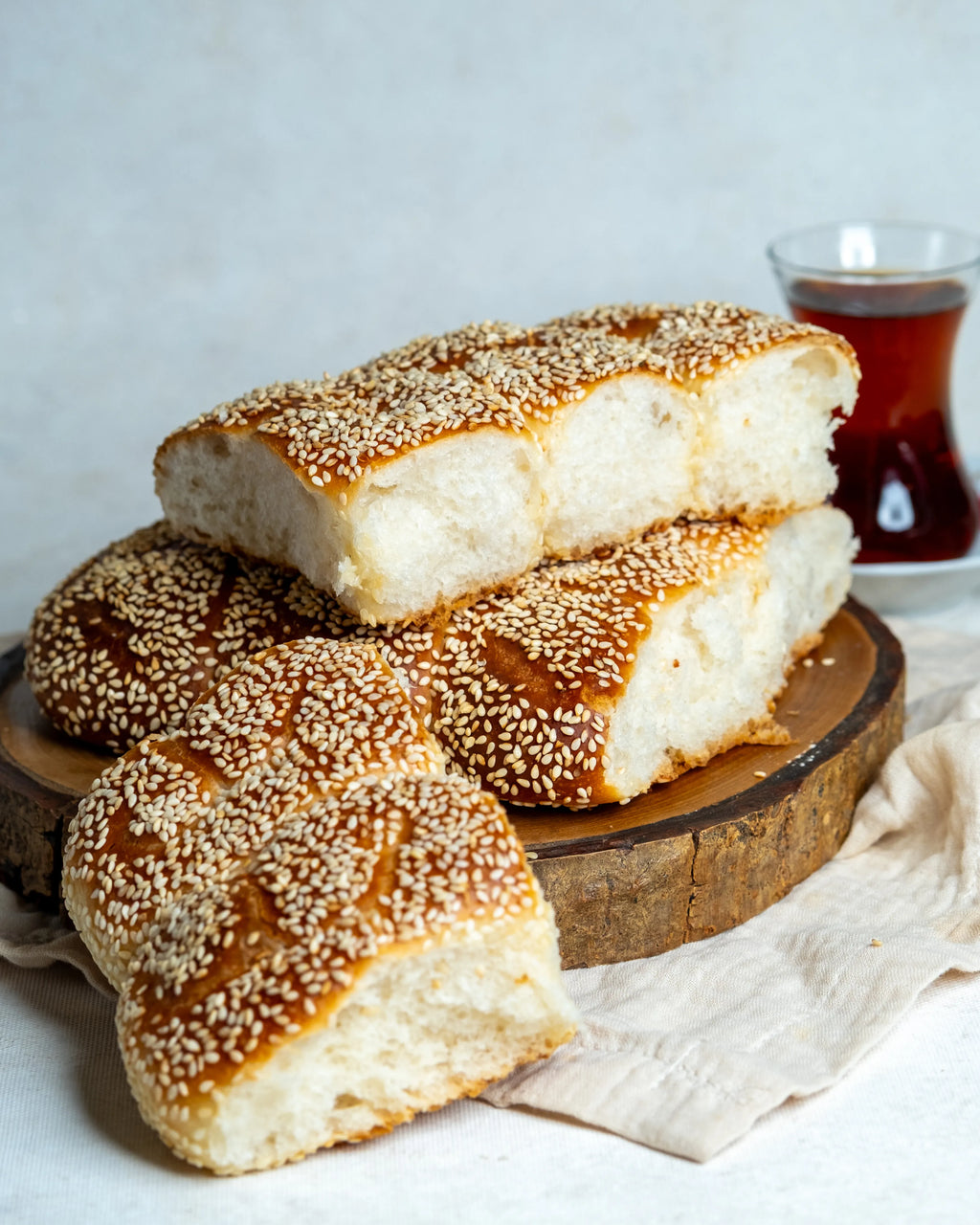 Dilimlenmiş Halep kahkesi sunumu, çay saatleri ve kahvaltılar için ideal taze ve pofuduk susamlı çörek.