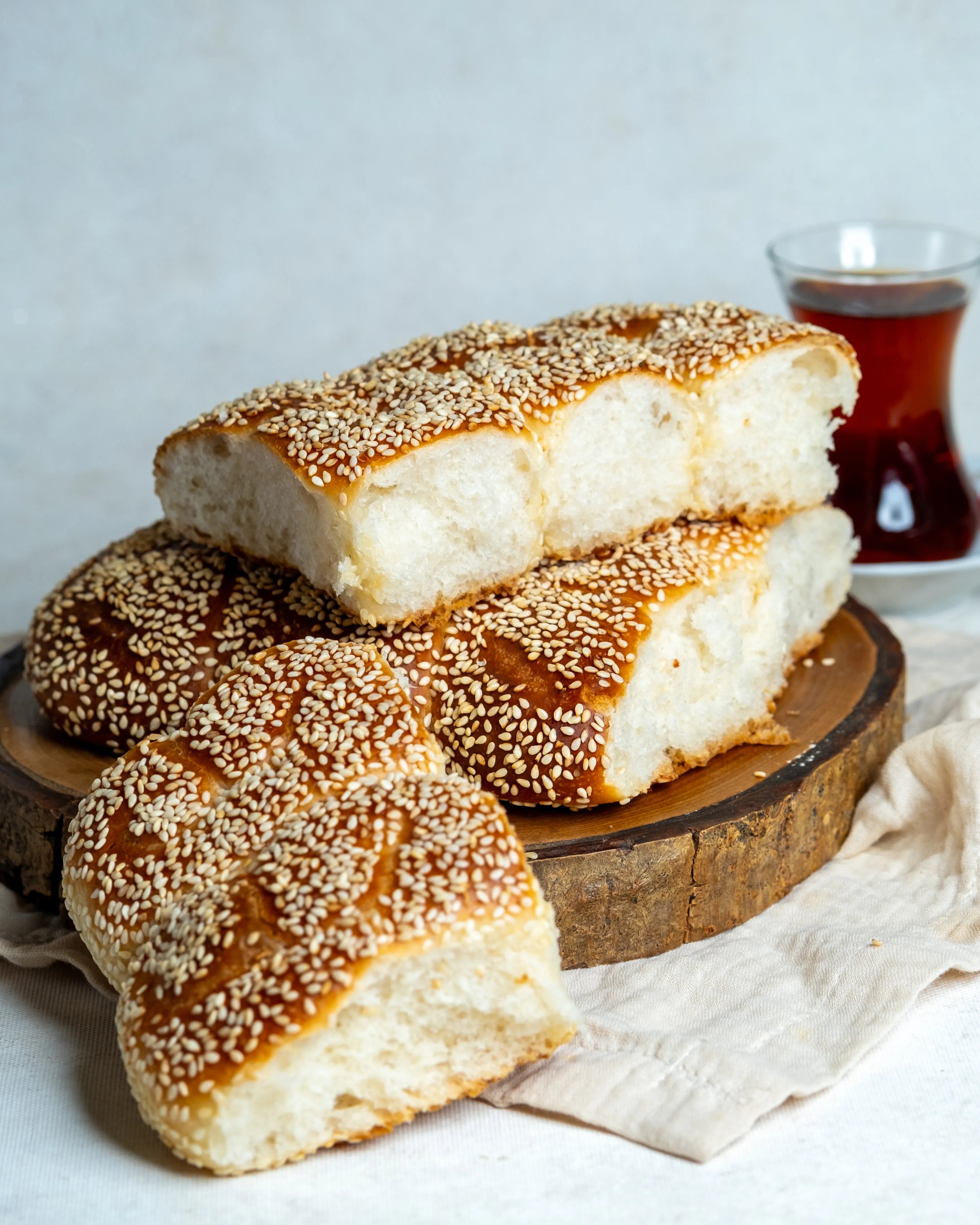 Dilimlenmiş Halep kahkesi sunumu, çay saatleri ve kahvaltılar için ideal taze ve pofuduk susamlı çörek.