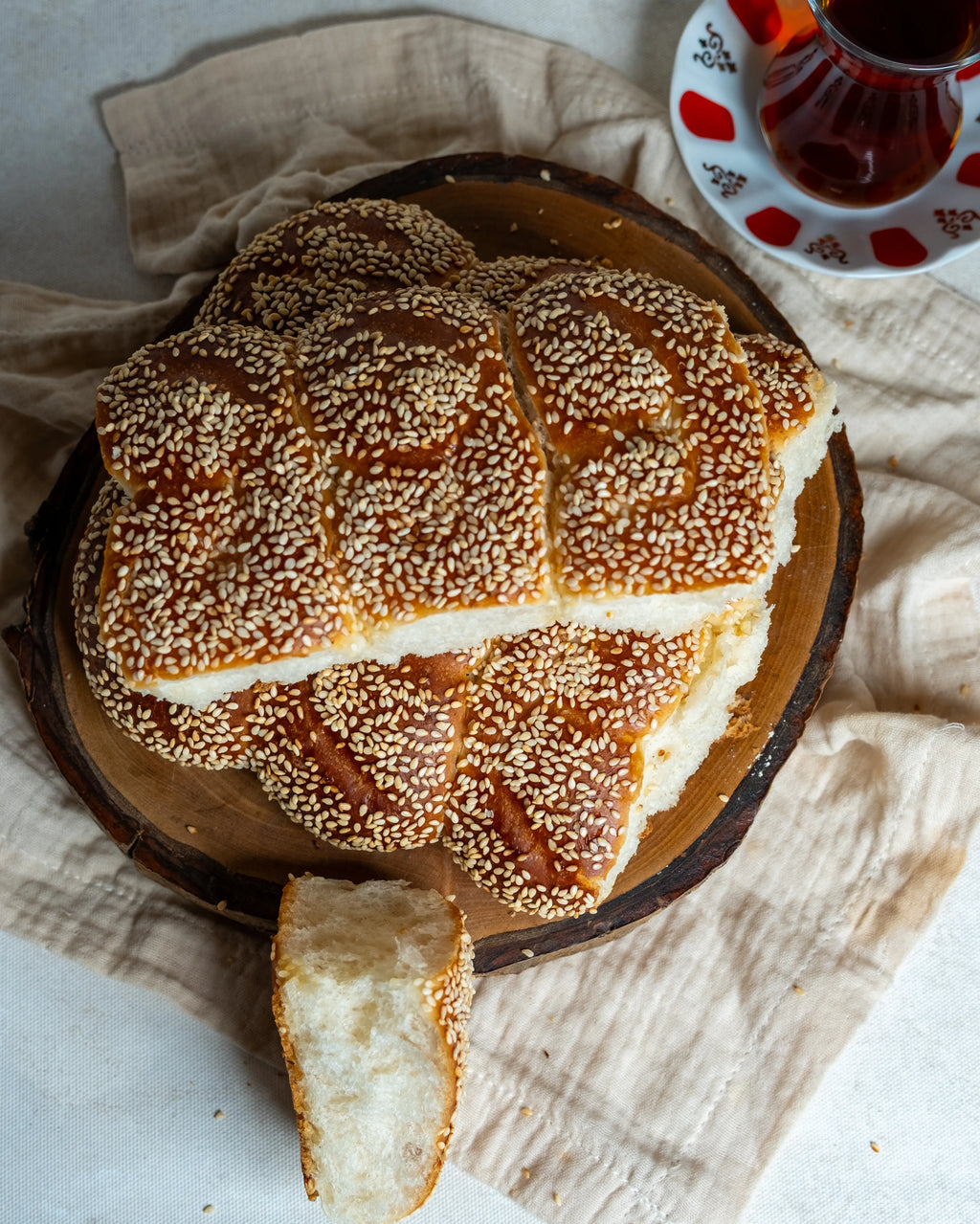 Dilimlenmiş Halep kahkesi sunumu, çay saatleri ve kahvaltılar için ideal taze ve pofuduk susamlı çörek.