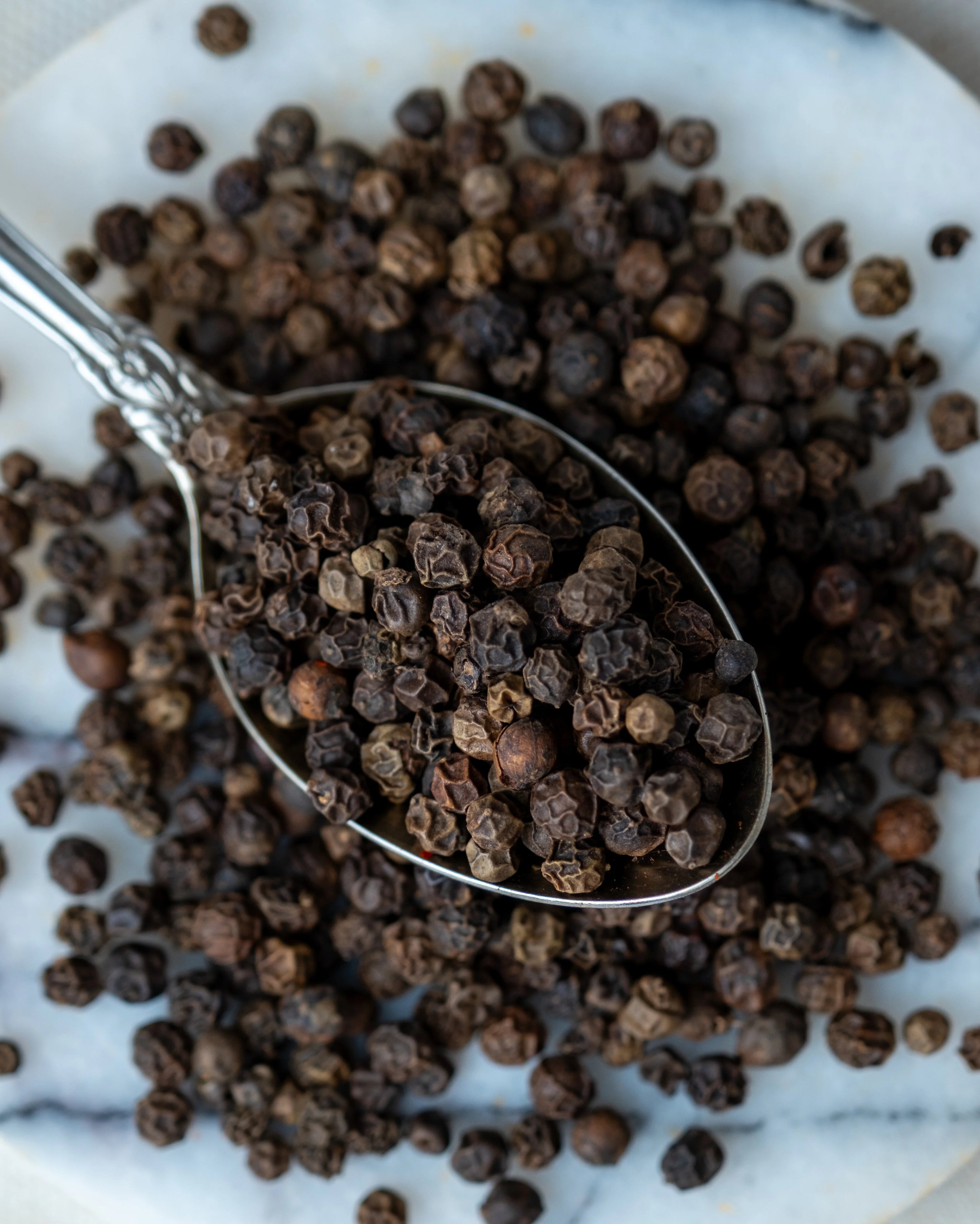 Paketli tane karabiber sunumu, sofrada taze öğütülerek kullanılan aromatik ve keskin siyah biber tohumları.
