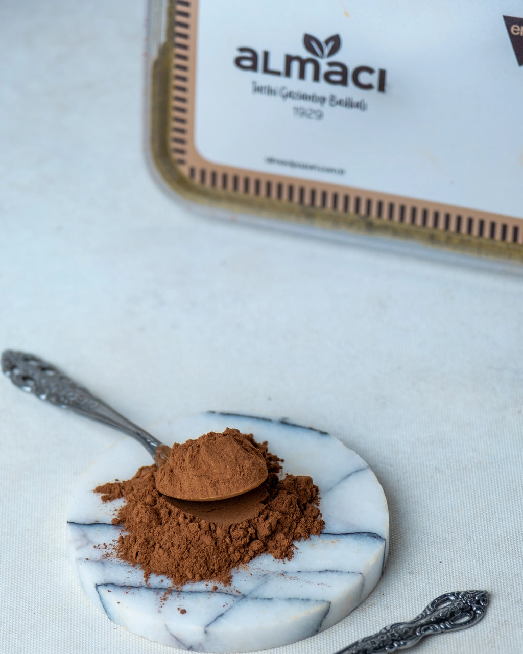 Paketli toz tarçın sunumu, sütlaç ve salep üzerine serpilen mis kokulu taze öğütülmüş baharat.