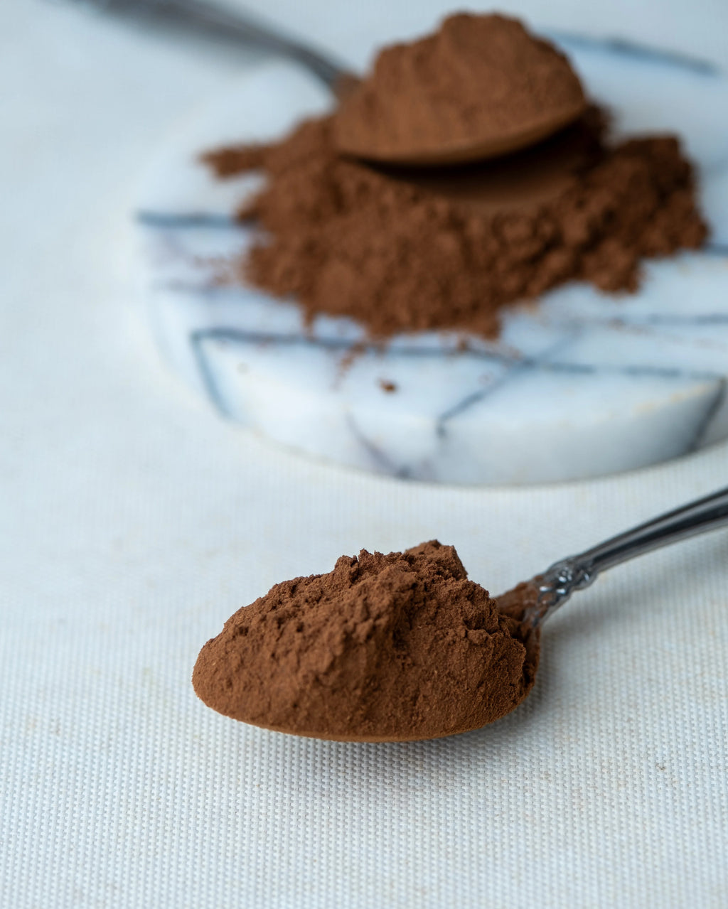 Paketli toz tarçın sunumu, sütlaç ve salep üzerine serpilen mis kokulu taze öğütülmüş baharat.