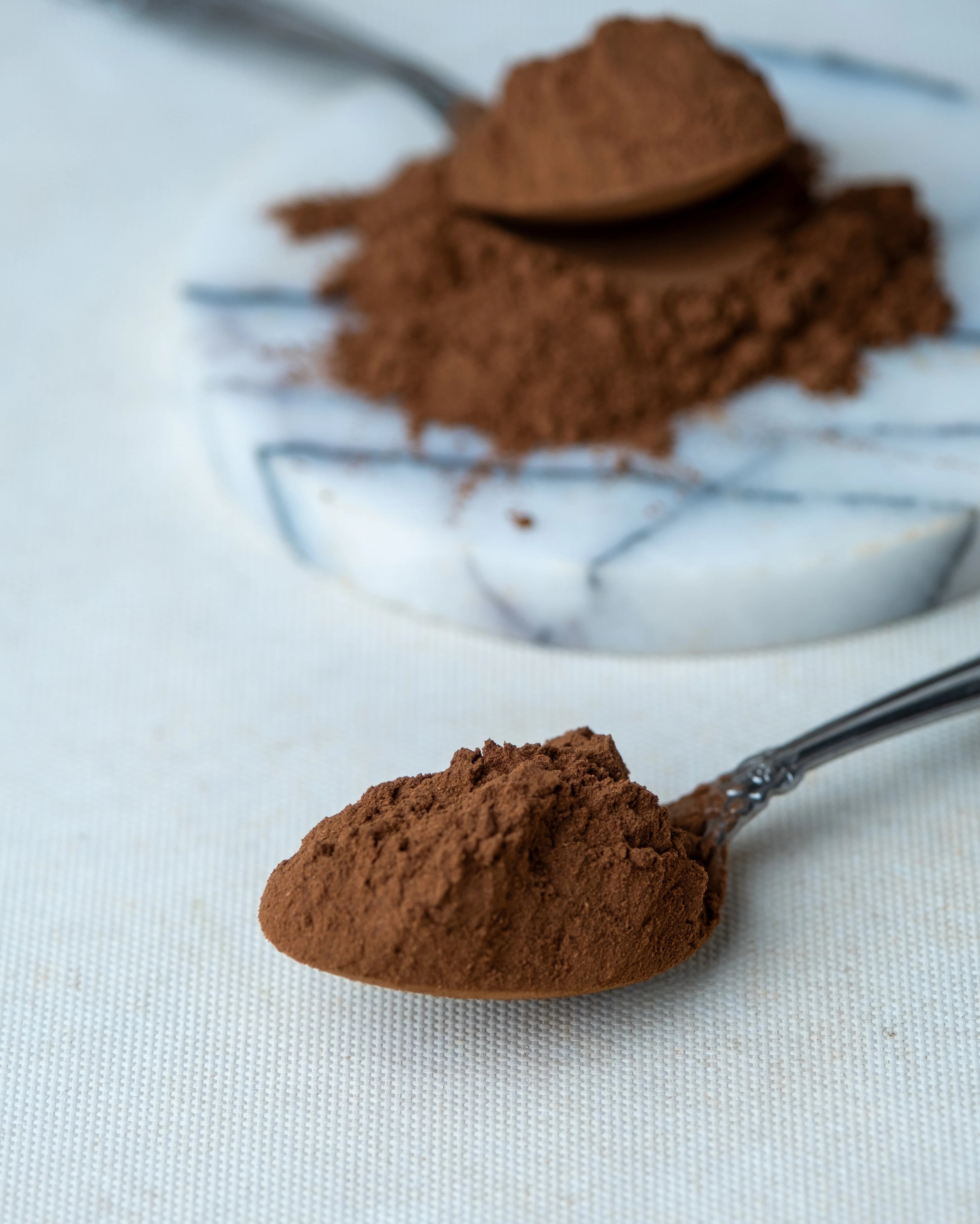 Paketli toz tarçın sunumu, sütlaç ve salep üzerine serpilen mis kokulu taze öğütülmüş baharat.