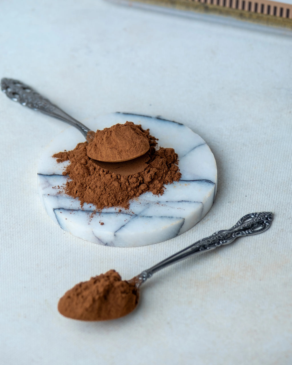 Paketli toz tarçın sunumu, sütlaç ve salep üzerine serpilen mis kokulu taze öğütülmüş baharat.