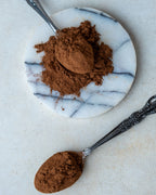 Paketli toz tarçın sunumu, sütlaç ve salep üzerine serpilen mis kokulu taze öğütülmüş baharat.