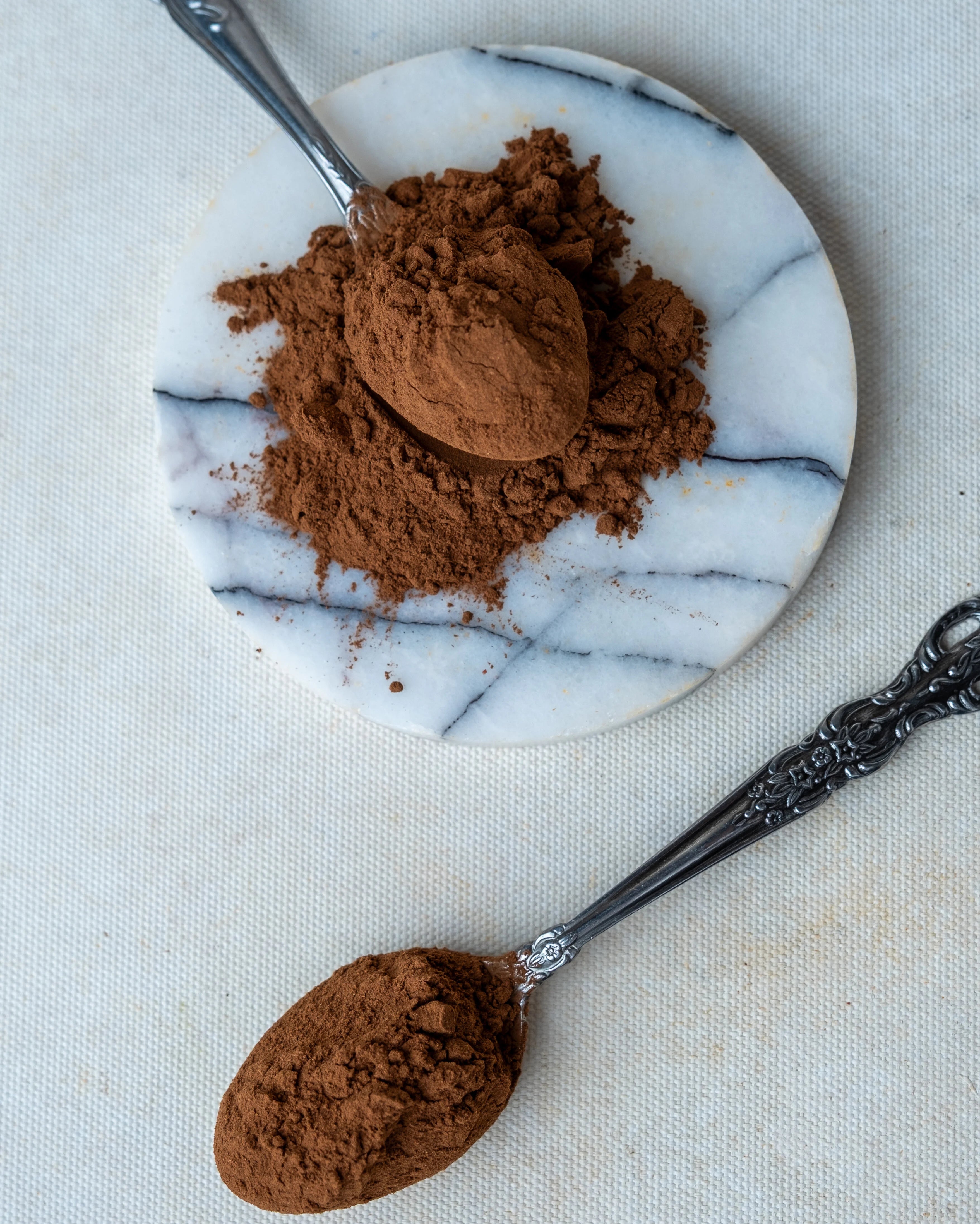 Paketli toz tarçın sunumu, sütlaç ve salep üzerine serpilen mis kokulu taze öğütülmüş baharat.