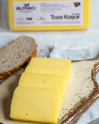 Paketli Almacı Pazarı 1 kg taze kaşar peyniri, tam yağlı inek sütünden üretilen, tost ve pizzalar için ideal eriyen blok peynir.