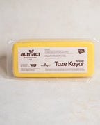Paketli Almacı Pazarı 1 kg taze kaşar peyniri, tam yağlı inek sütünden üretilen, tost ve pizzalar için ideal eriyen blok peynir.