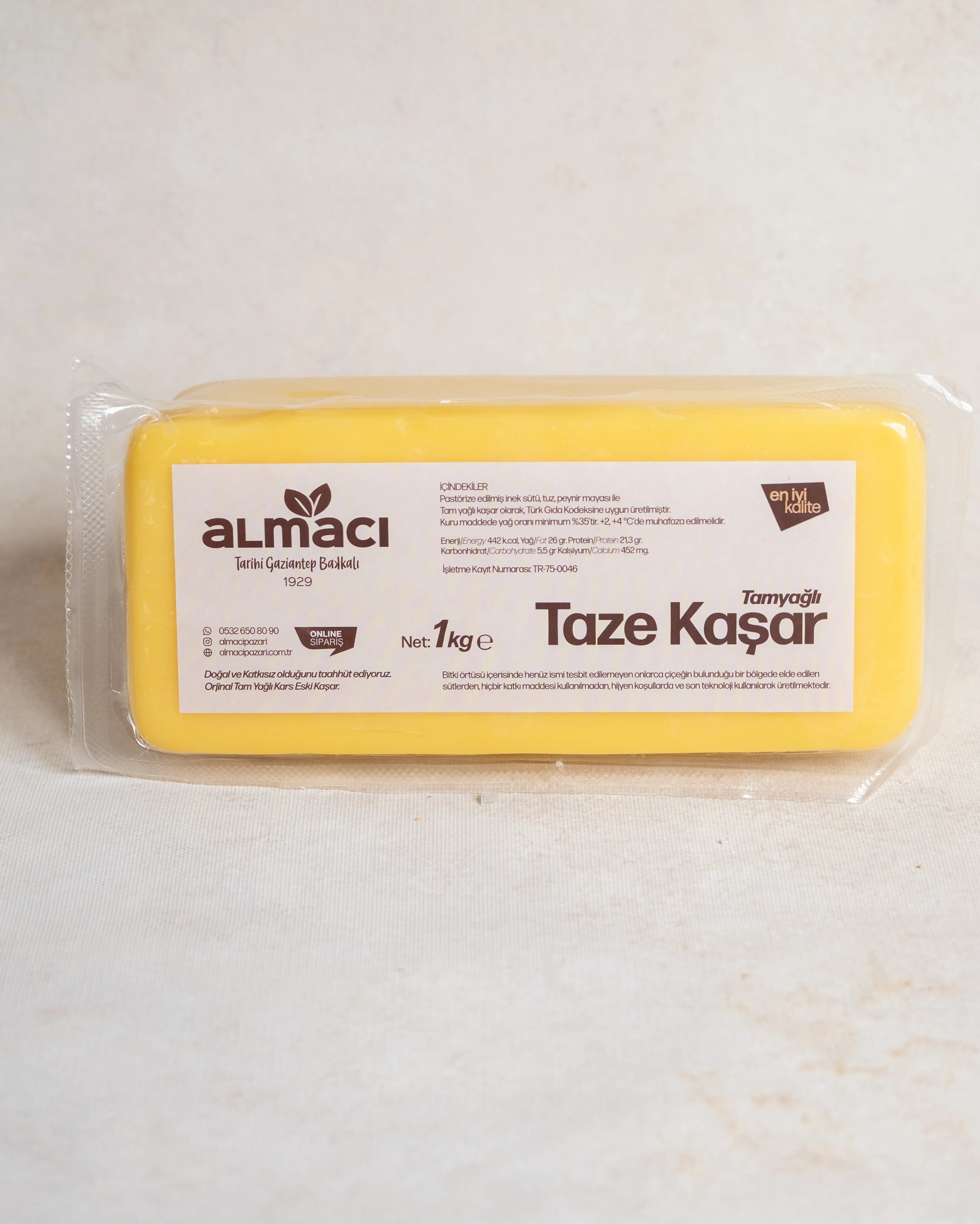 Paketli Almacı Pazarı 1 kg taze kaşar peyniri, tam yağlı inek sütünden üretilen, tost ve pizzalar için ideal eriyen blok peynir.