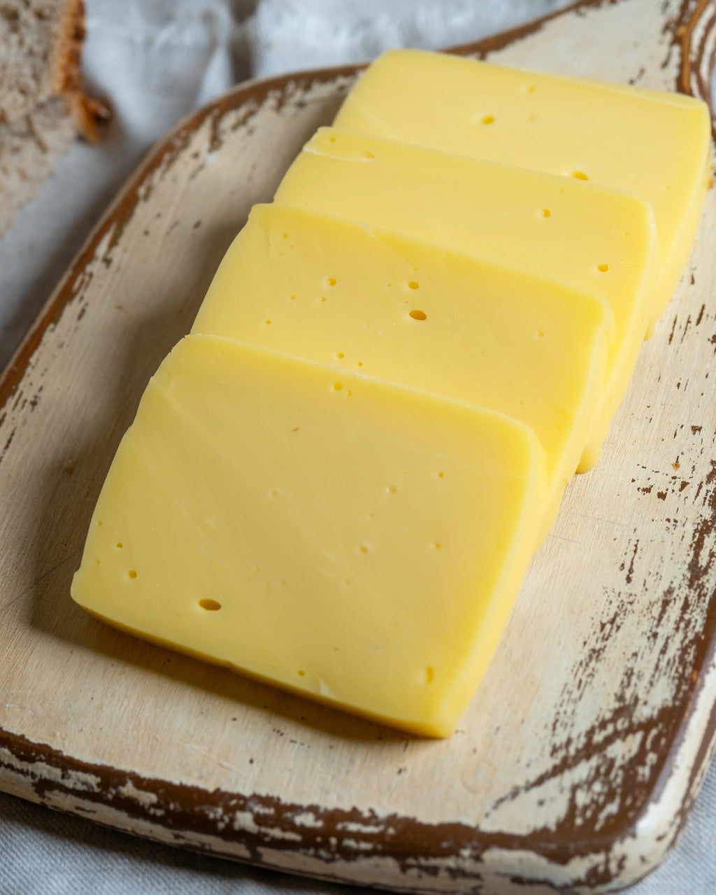 Paketli Almacı Pazarı 1 kg taze kaşar peyniri, tam yağlı inek sütünden üretilen, tost ve pizzalar için ideal eriyen blok peynir.