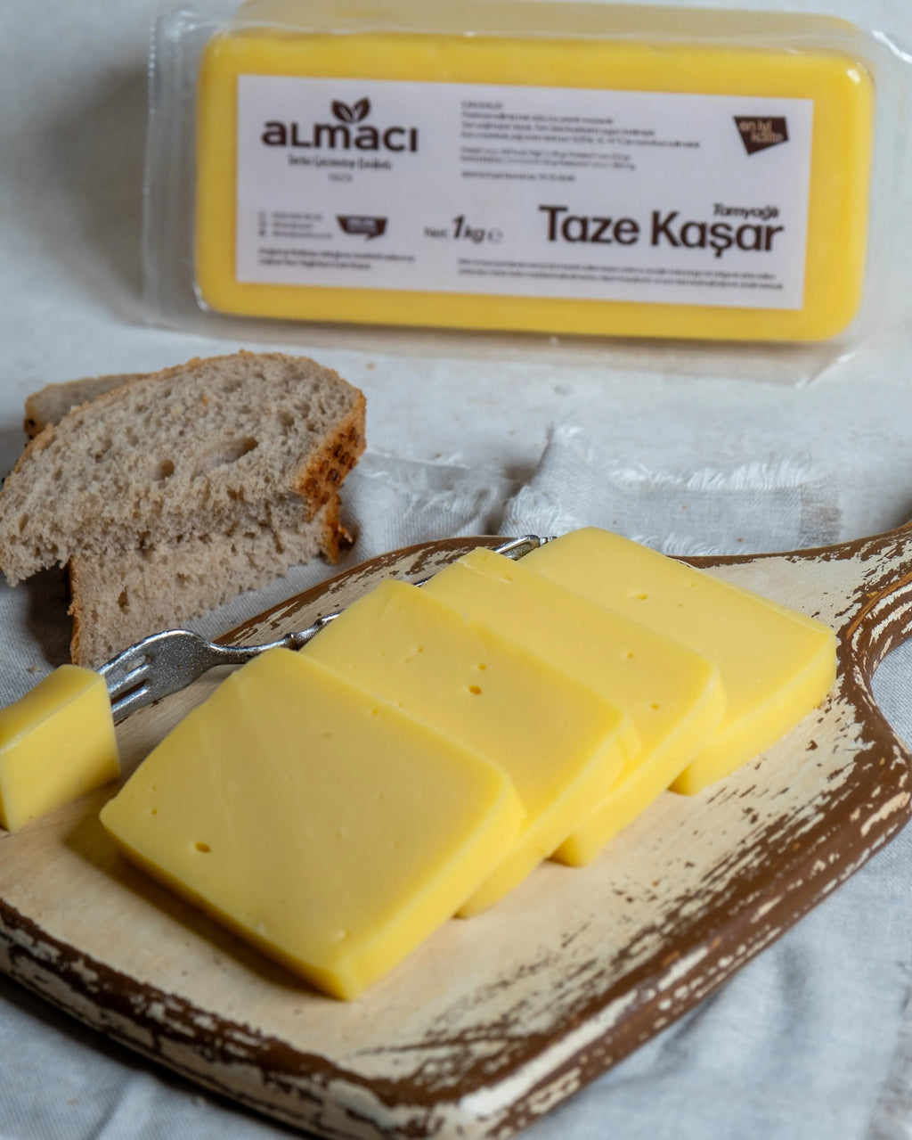 Paketli Almacı Pazarı 1 kg taze kaşar peyniri, tam yağlı inek sütünden üretilen, tost ve pizzalar için ideal eriyen blok peynir.