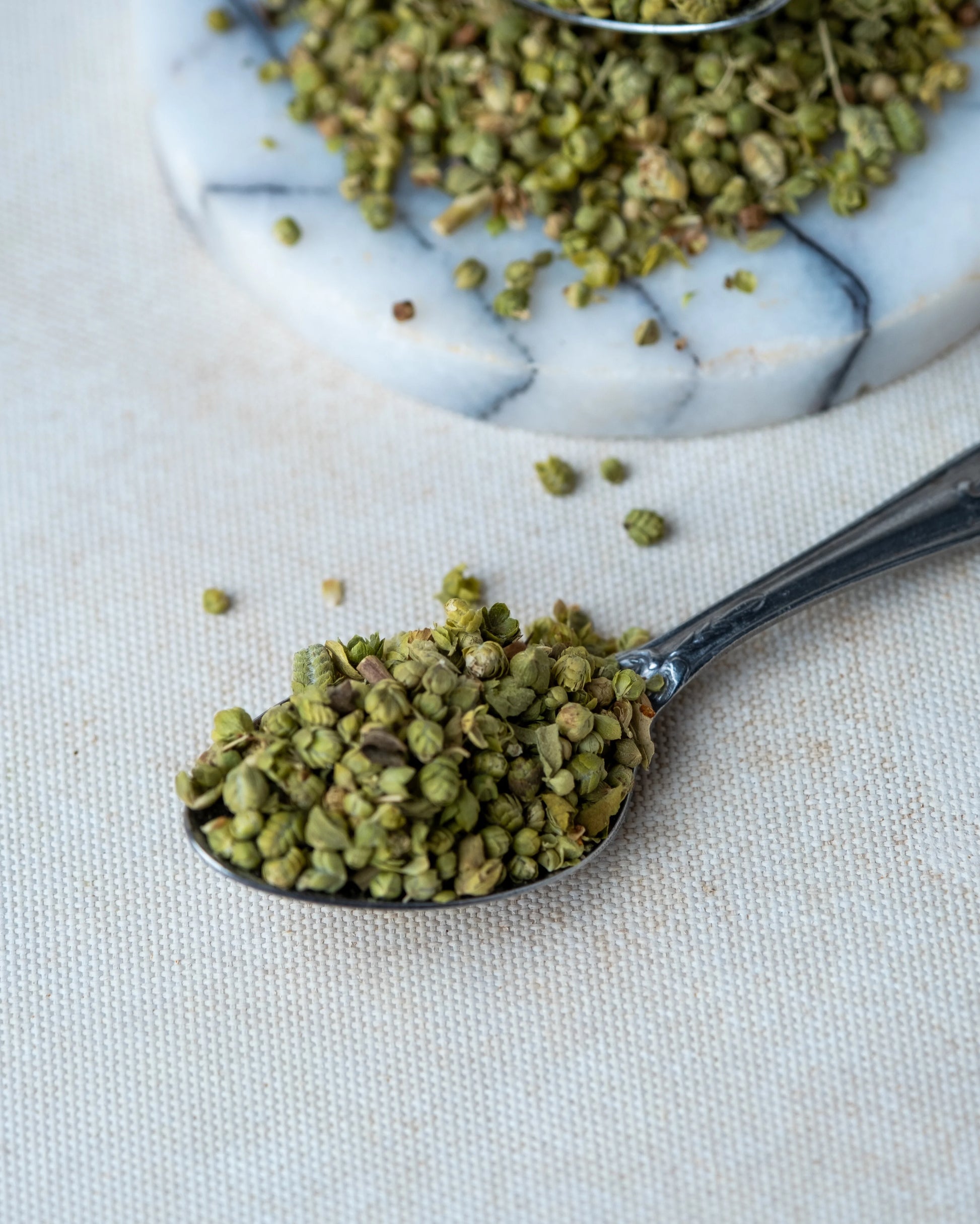 Paketli top kekik sunumu, et marinasyonu ve ızgaralar için kullanılan yoğun aromalı tane dağ kekiği.