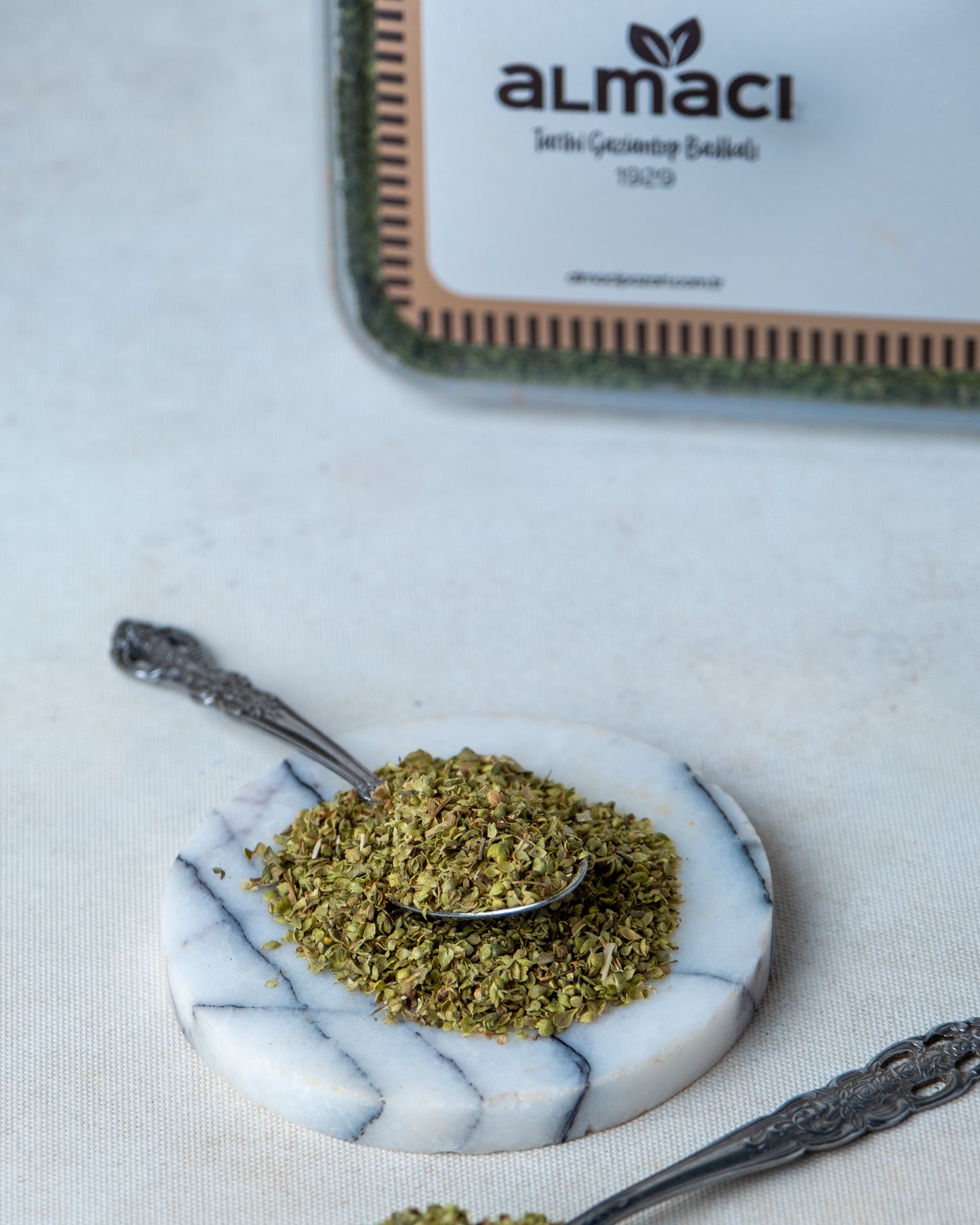 Paketli top kekik sunumu, et marinasyonu ve ızgaralar için kullanılan yoğun aromalı tane dağ kekiği.