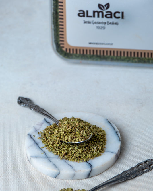 Paketli top kekik sunumu, et marinasyonu ve ızgaralar için kullanılan yoğun aromalı tane dağ kekiği.