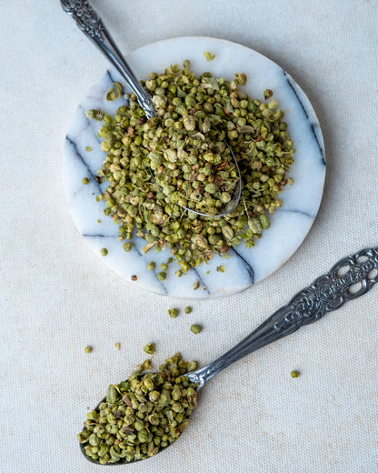 Paketli top kekik sunumu, et marinasyonu ve ızgaralar için kullanılan yoğun aromalı tane dağ kekiği.