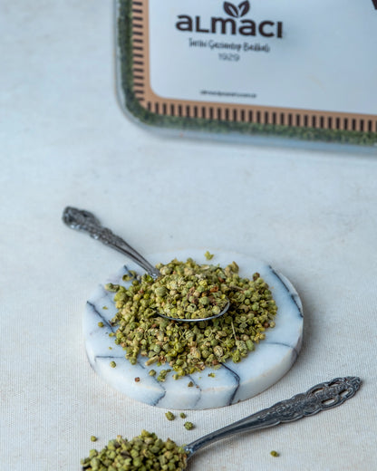 Paketli top kekik sunumu, et marinasyonu ve ızgaralar için kullanılan yoğun aromalı tane dağ kekiği.