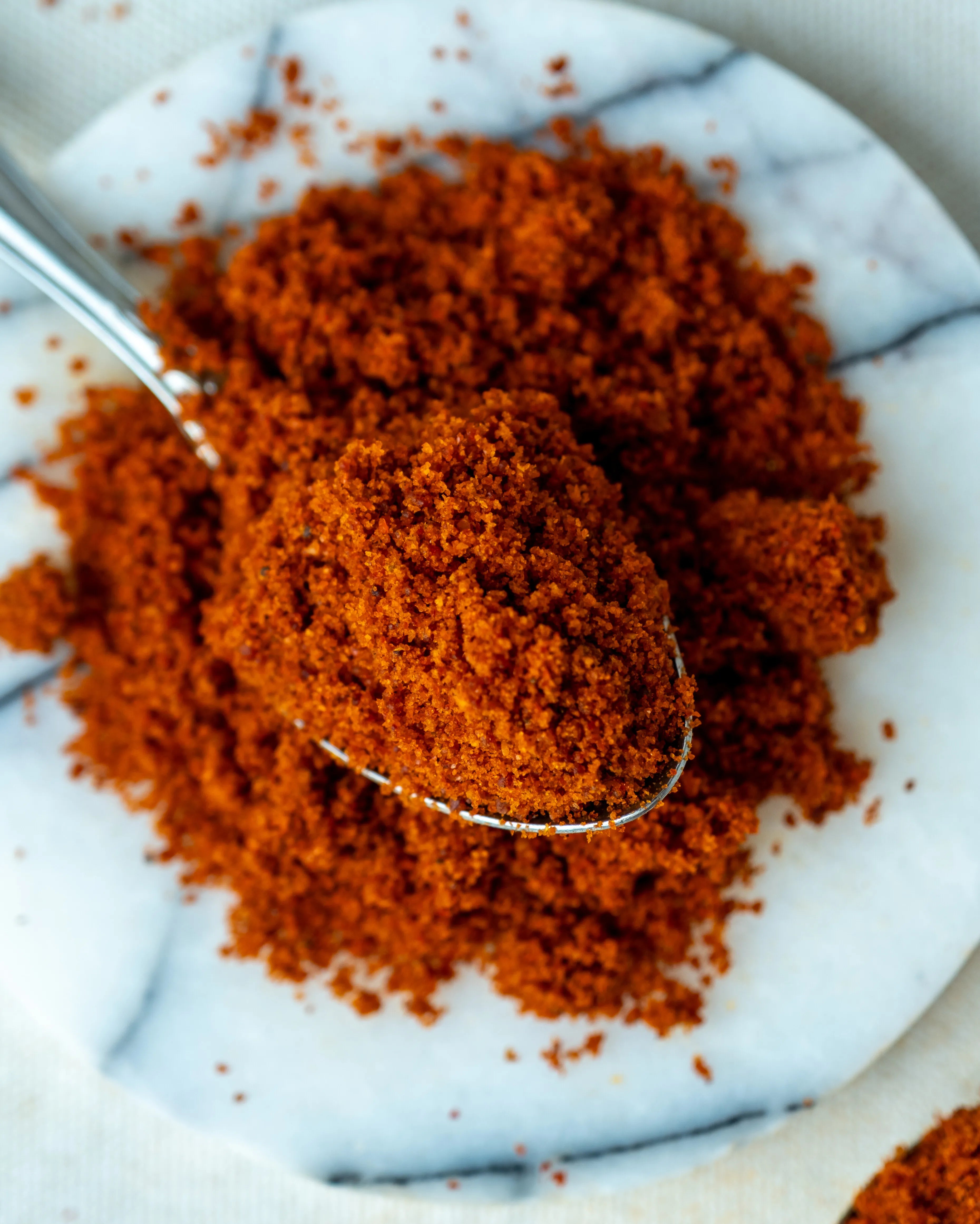 Paketli tatlı toz biber sunumu, yemeklere canlı kırmızı renk veren ve yakmayan lezzetli öğütülmüş biber.