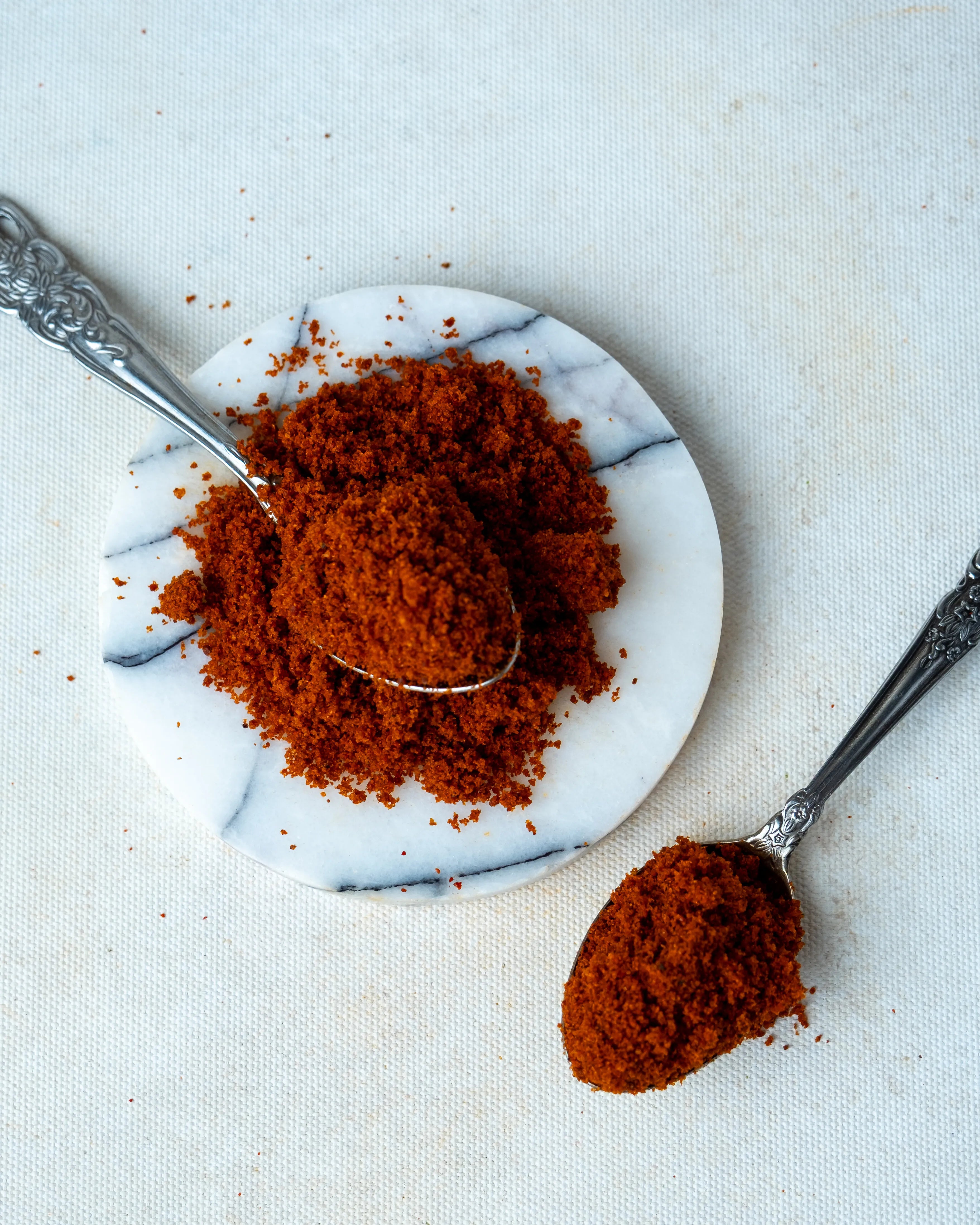 Paketli tatlı toz biber sunumu, yemeklere canlı kırmızı renk veren ve yakmayan lezzetli öğütülmüş biber.