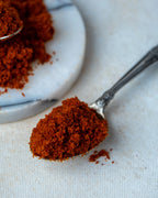 Paketli tatlı toz biber sunumu, yemeklere canlı kırmızı renk veren ve yakmayan lezzetli öğütülmüş biber.