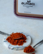 Paketli tatlı toz biber sunumu, yemeklere canlı kırmızı renk veren ve yakmayan lezzetli öğütülmüş biber.