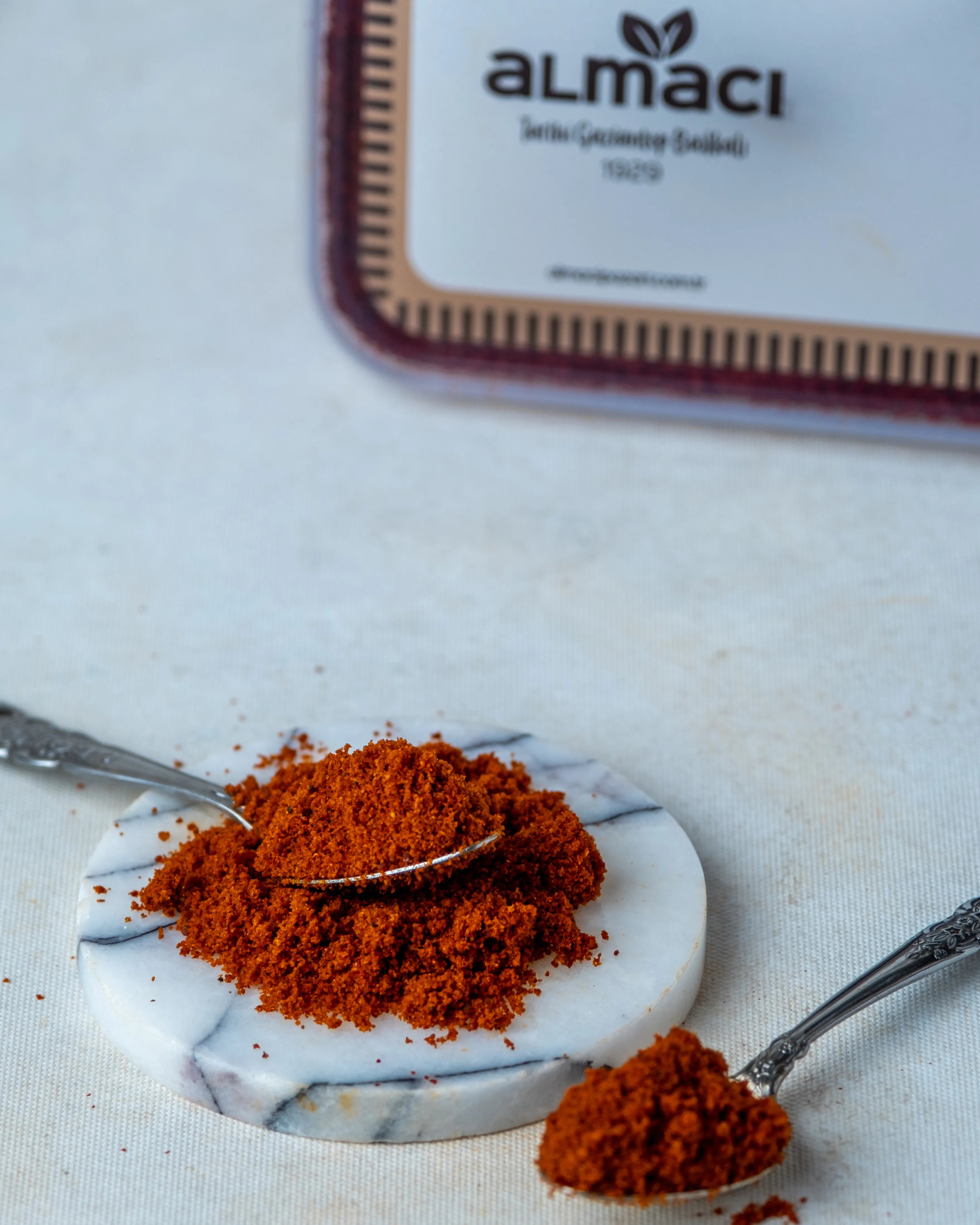 Paketli tatlı toz biber sunumu, yemeklere canlı kırmızı renk veren ve yakmayan lezzetli öğütülmüş biber.