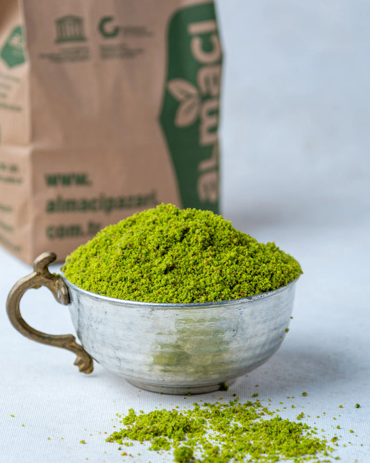 Yakından görünüm metal kasede toz Antep fıstığı, baklava ve künefe süslemesi için kullanılan canlı zümrüt yeşili, kabuksuz boz iç fıstık tozu.