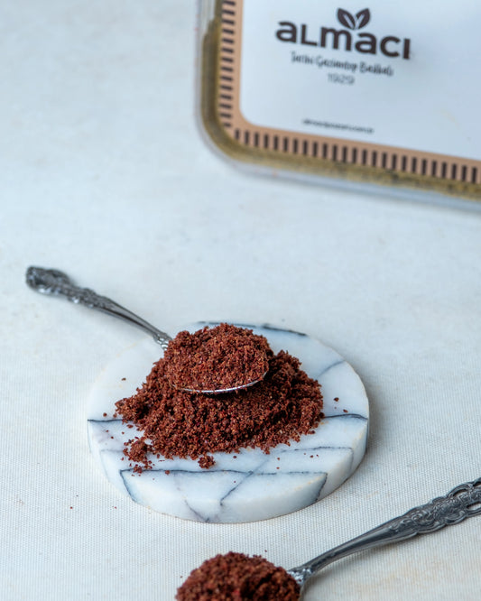 Paketli toz sumak sunumu, soğan salatası ve dolmalara gerçek ekşilik veren katkısız öğütülmüş sumak meyvesi.