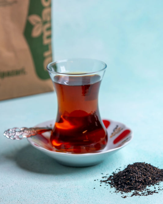 İnce belli bardakta Türk çayı sunumu, kahvaltıların vazgeçilmezi tavşan kanı renkli yerli Rize filiz çayı.