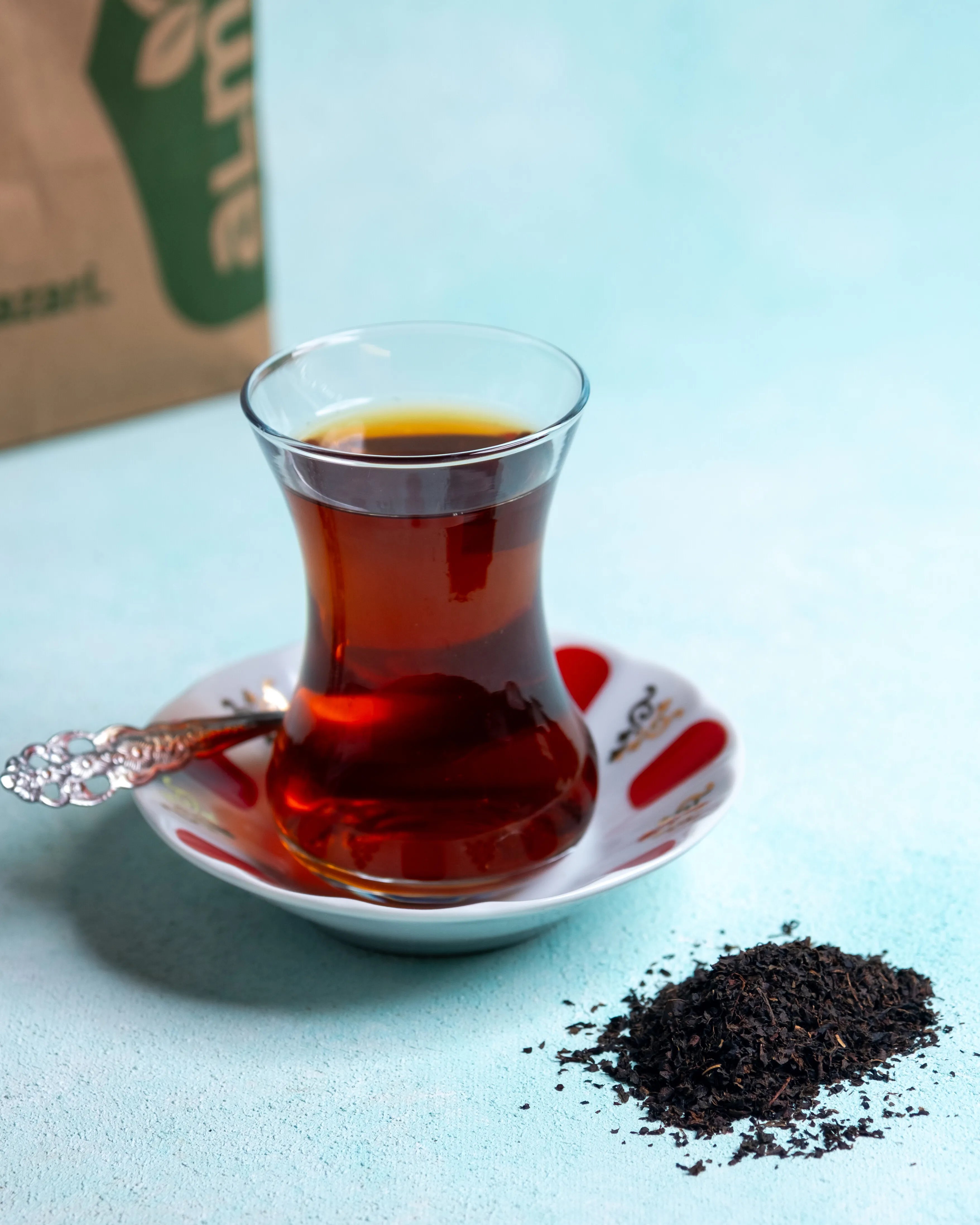 İnce belli bardakta Türk çayı sunumu, kahvaltıların vazgeçilmezi tavşan kanı renkli yerli Rize filiz çayı.