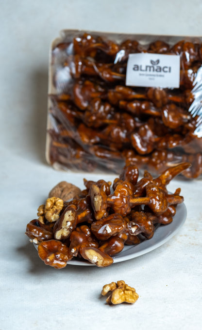 Paketli cevizli sucuk sunumu, hakiki üzüm şırasına batırılmış ipe dizili bütün cevizli geleneksel tatlı.