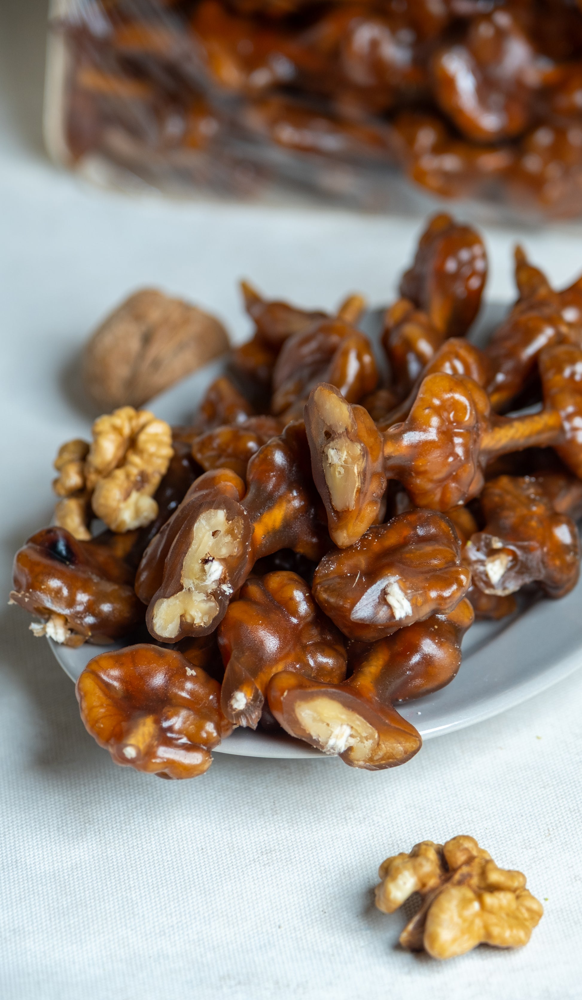 Paketli cevizli sucuk sunumu, hakiki üzüm şırasına batırılmış ipe dizili bütün cevizli geleneksel tatlı.