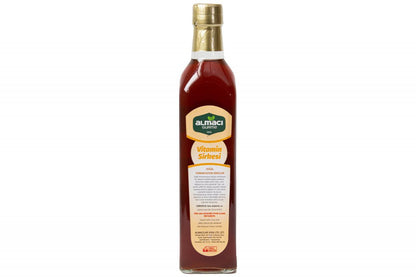 500 ml'lik altın kapaklı cam şişede vitamin sirkesi bulunuyor. Etiketinde "Doğal Sirke", "Vitamin Sirkesi" yazıyor, çevre basit ve beyaz.