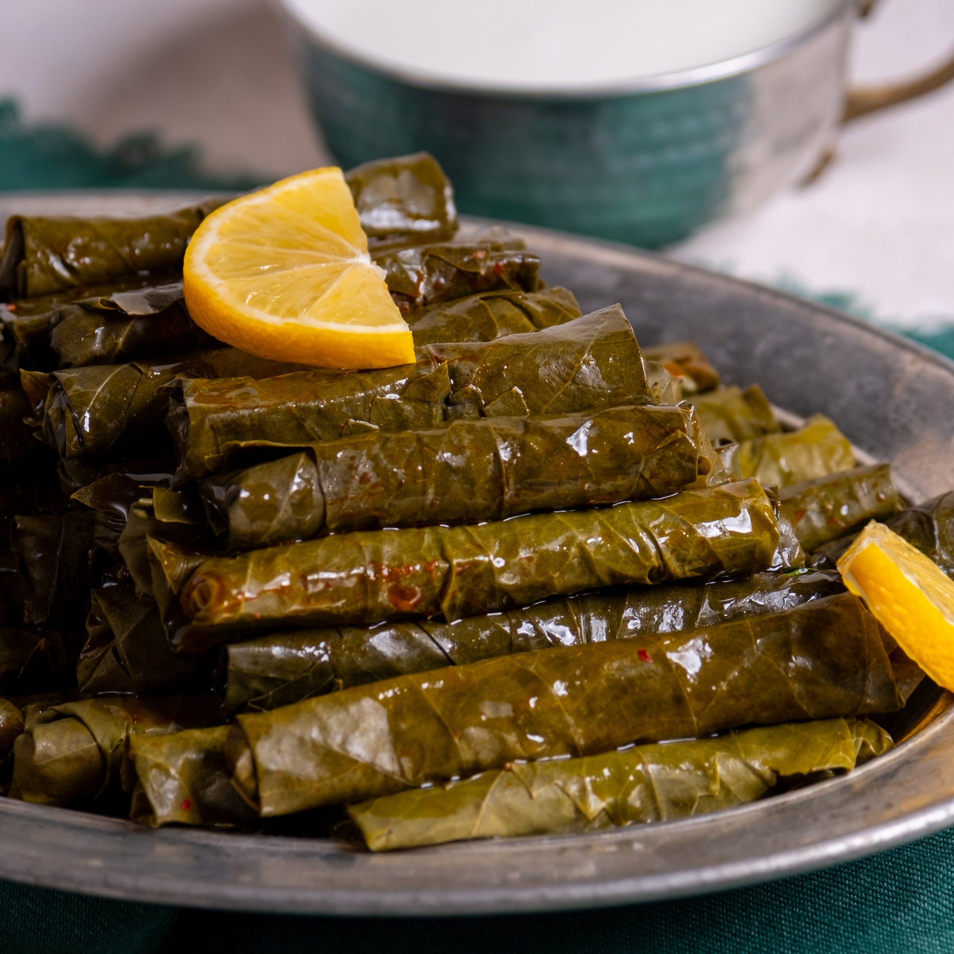 Yakından görünüm salamura asma yaprağı, damarsız ince yapısı ve altın sarısı rengiyle bilinen, kolay sarılan sultaniye yaprak.