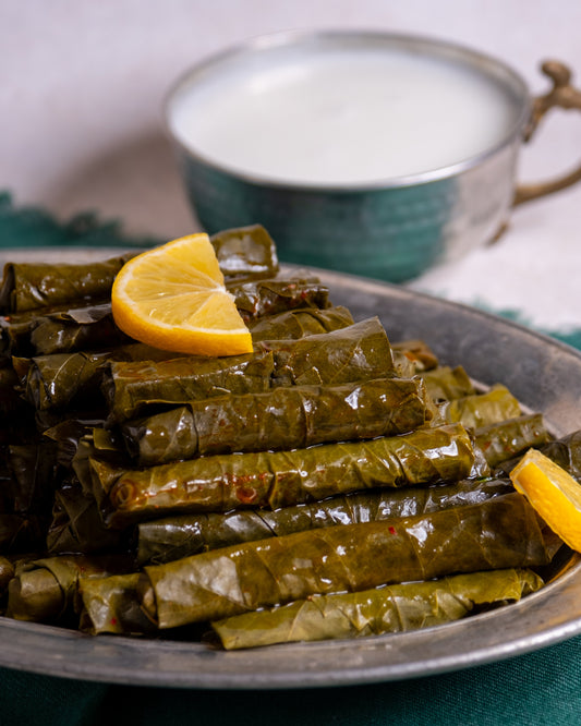 Yakından görünüm salamura asma yaprağı, damarsız ince yapısı ve altın sarısı rengiyle bilinen, kolay sarılan sultaniye yaprak.