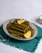Yakından görünüm salamura asma yaprağı, damarsız ince yapısı ve altın sarısı rengiyle bilinen, kolay sarılan sultaniye yaprak.