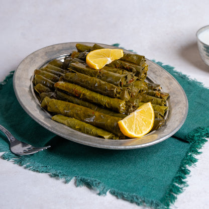 Yakından görünüm salamura asma yaprağı, damarsız ince yapısı ve altın sarısı rengiyle bilinen, kolay sarılan sultaniye yaprak.