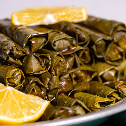 Yakından görünüm salamura asma yaprağı, damarsız ince yapısı ve altın sarısı rengiyle bilinen, kolay sarılan sultaniye yaprak.